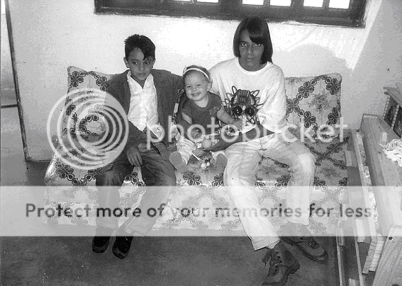 Alcino quando criança na esquerda, no meio a sobrinha Michelle e na direita o irmão, Paulo (arquivo pessoal)